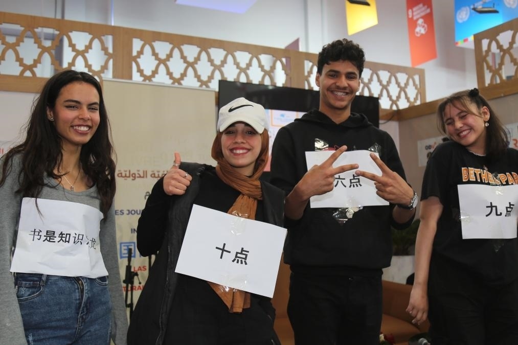 2024年4月24日，突尼斯高中生在首都突尼斯市舉辦的突尼斯國際書展上表演漢語節(jié)目。新華社發(fā)（阿代爾攝）