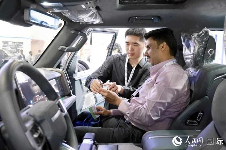 客戶在了解中國產(chǎn)汽車。人民網(wǎng)記者 管克江攝