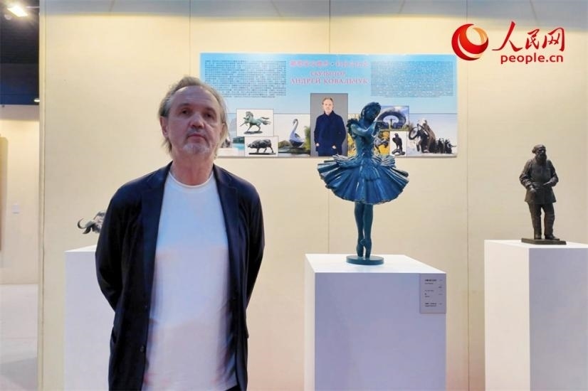 俄羅斯人民藝術(shù)家、俄羅斯美協(xié)主席安德烈·科瓦爾丘克正在接受人民網(wǎng)的采訪。人民網(wǎng)記者 劉微攝