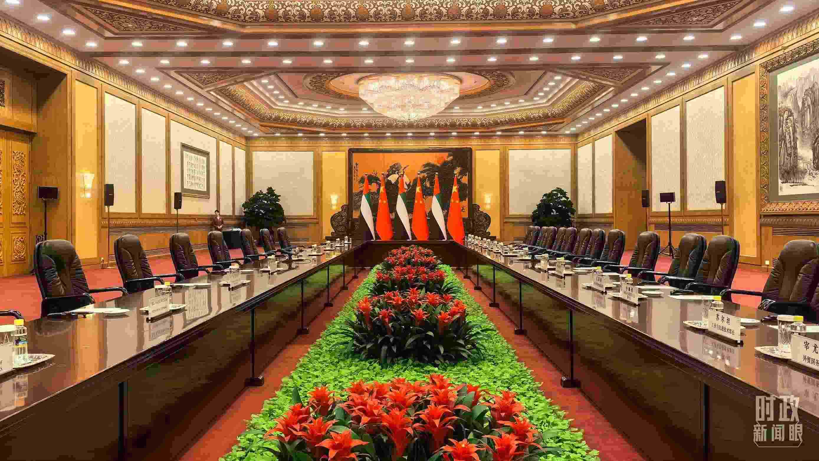 △5月30日下午，習(xí)近平主席同阿聯(lián)酋總統(tǒng)穆罕默德會(huì)談。這是會(huì)談開(kāi)始前的現(xiàn)場(chǎng)。（總臺(tái)央視記者鄂介甫拍攝）