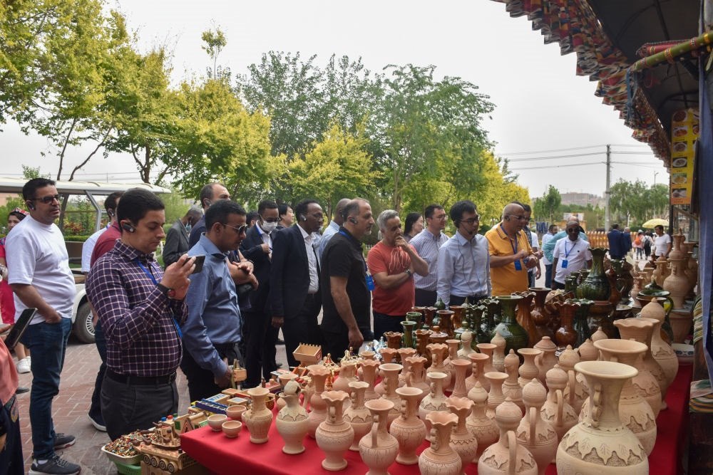 2023年5月31日，阿拉伯國(guó)家聯(lián)盟代表團(tuán)一行在新疆喀什古城參觀訪問。新華社記者 高晗 攝