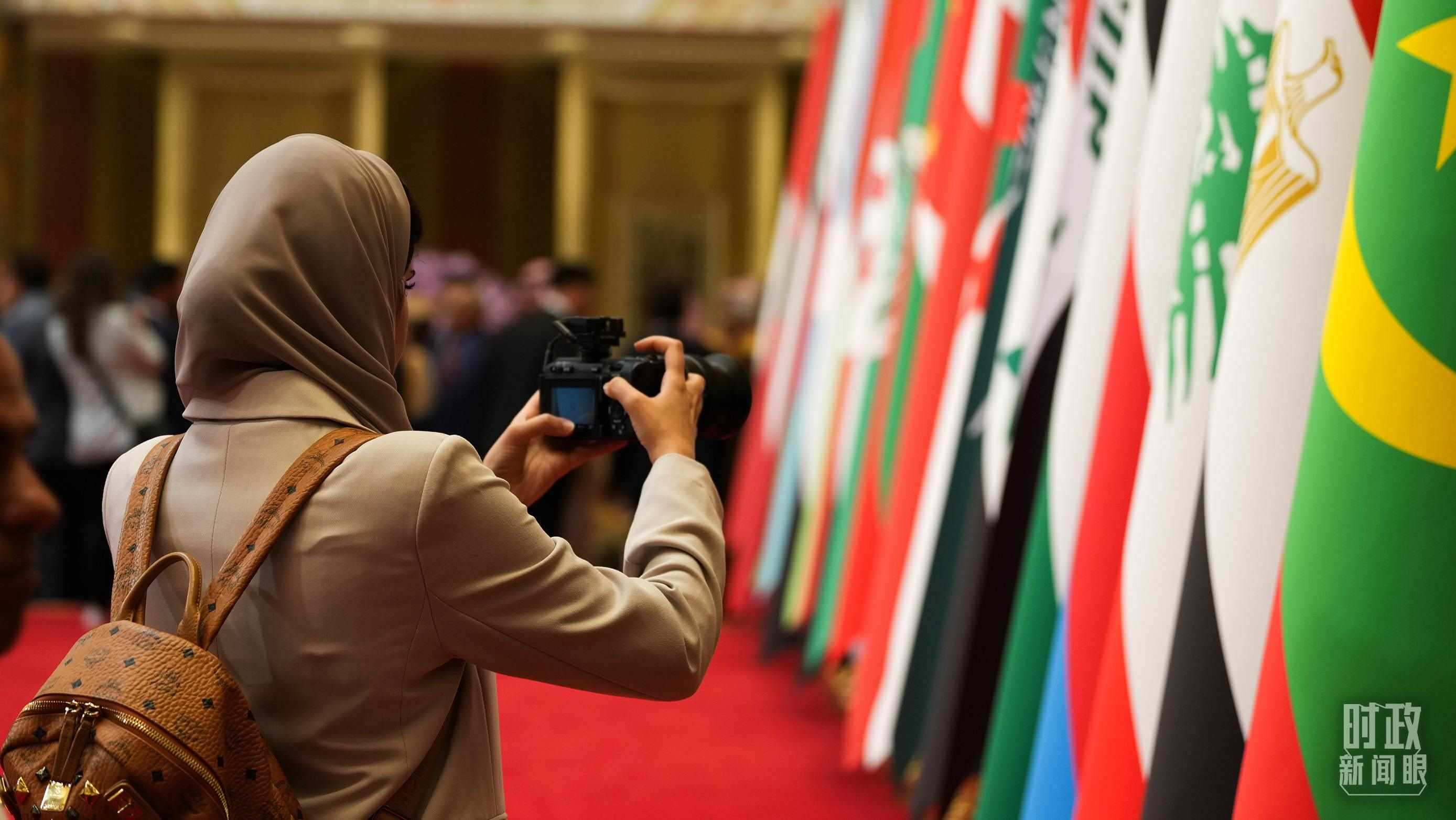 △外國(guó)媒體拍攝現(xiàn)場(chǎng)旗陣。（總臺(tái)國(guó)廣記者李晉拍攝）