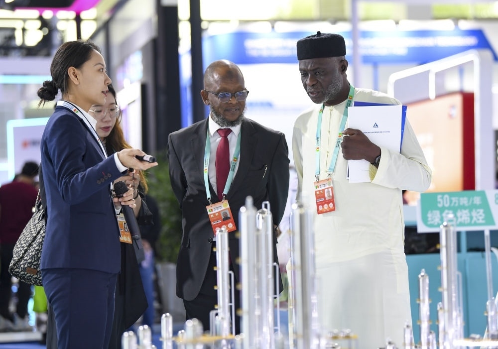 2023年9月22日，嘉賓在第六屆中阿博覽會(huì)上了解清潔能源項(xiàng)目。新華社記者 馮開華 攝