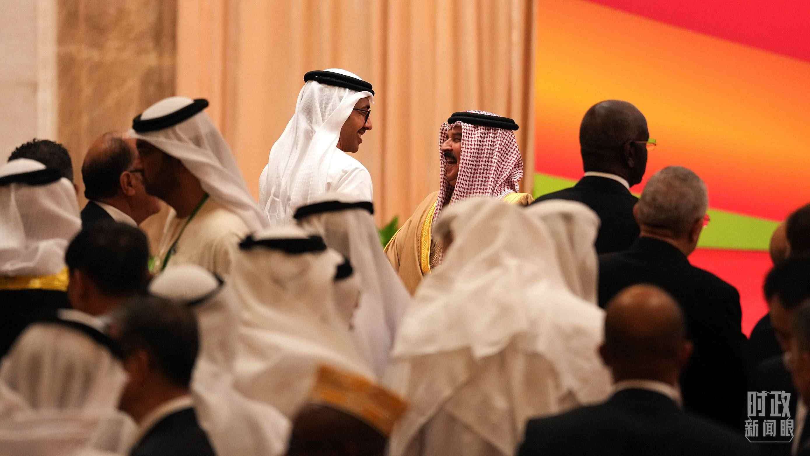 △與會(huì)代表在交談。（總臺(tái)國(guó)廣記者李晉拍攝）