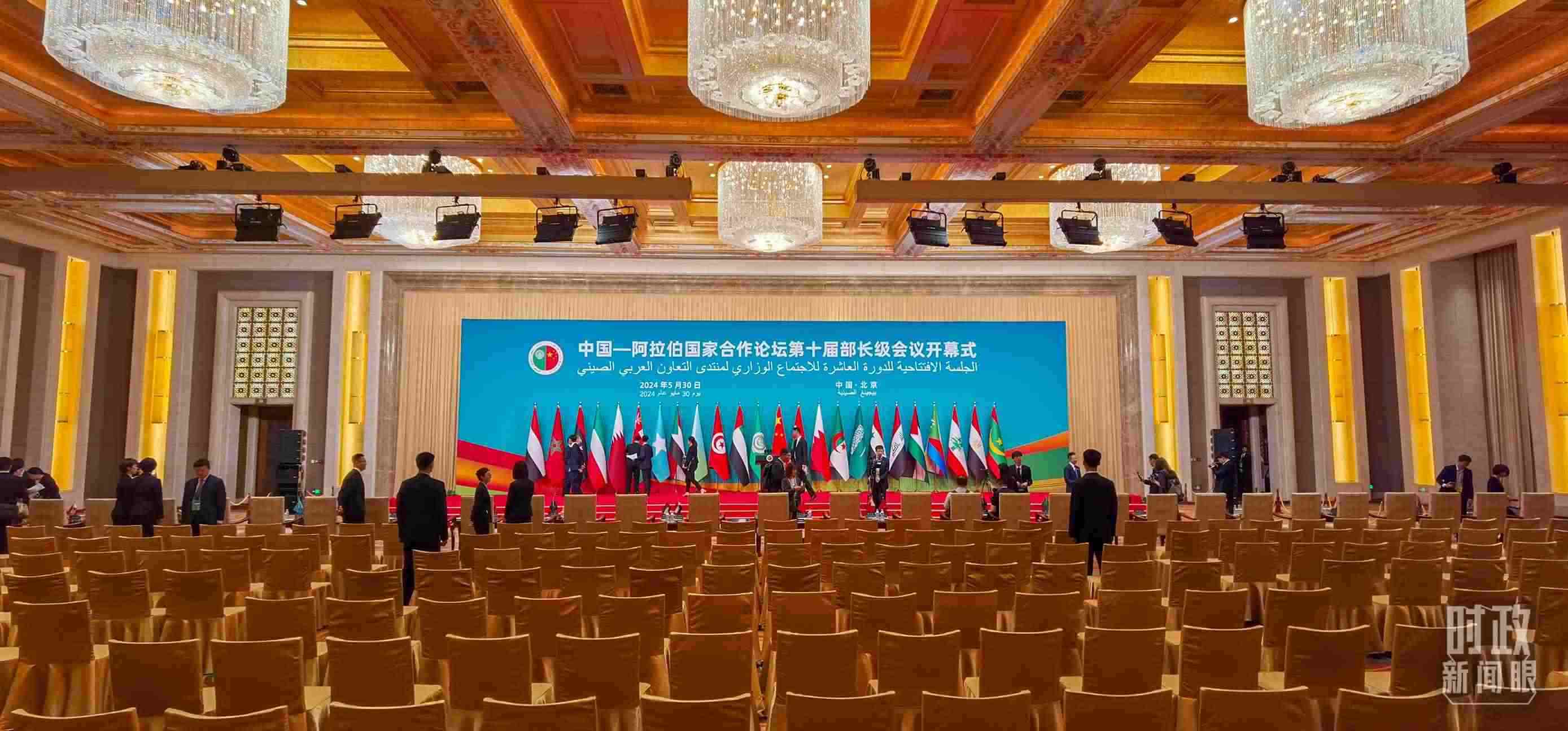 △會(huì)議開(kāi)始前，現(xiàn)場(chǎng)正在進(jìn)行各項(xiàng)準(zhǔn)備工作。（總臺(tái)央視記者郭鴻拍攝）