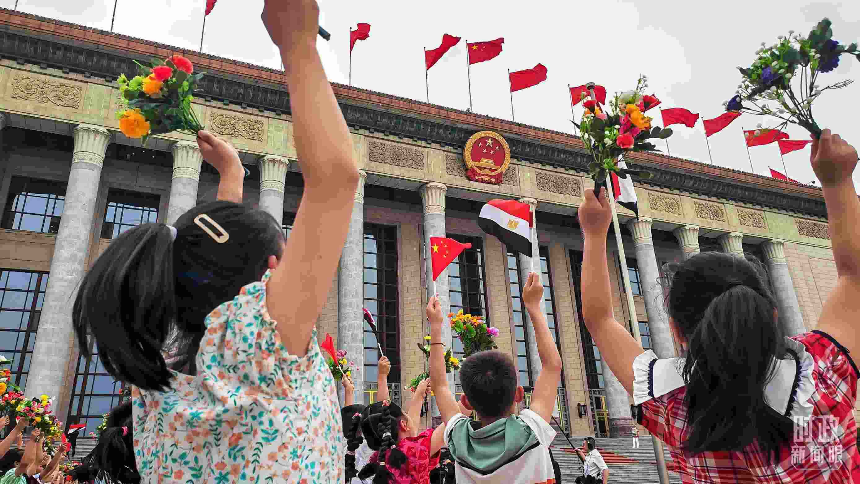 △5月29日下午，習(xí)近平主席舉行儀式歡迎埃及總統(tǒng)塞西訪華。圖為歡迎儀式現(xiàn)場(chǎng)的少年兒童。（總臺(tái)央視記者劉琦拍攝）
