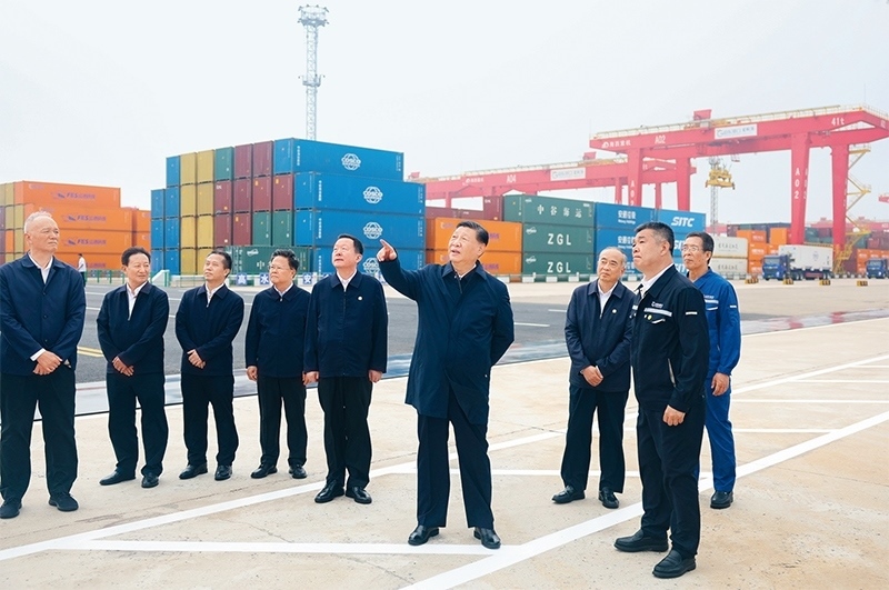 2024年5月22日至24日，中共中央總書記、國(guó)家主席、中央軍委主席習(xí)近平在山東考察。這是22日下午，習(xí)近平在日照港察看全自動(dòng)化集裝箱碼頭作業(yè)場(chǎng)景。 新華社記者 鞠鵬/攝