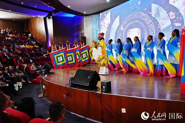 開幕式前，內羅畢大學孔子學院學生進行文藝表演。人民網(wǎng)記者 黃煒鑫攝