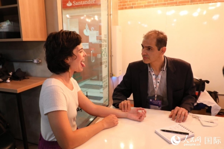 在巴西米納斯吉拉斯州首府貝洛奧里藏特開辦診所的中醫(yī)師保羅·貢扎爾韋斯，正在把脈并觀察舌苔。人民網(wǎng)記者 陳一鳴攝