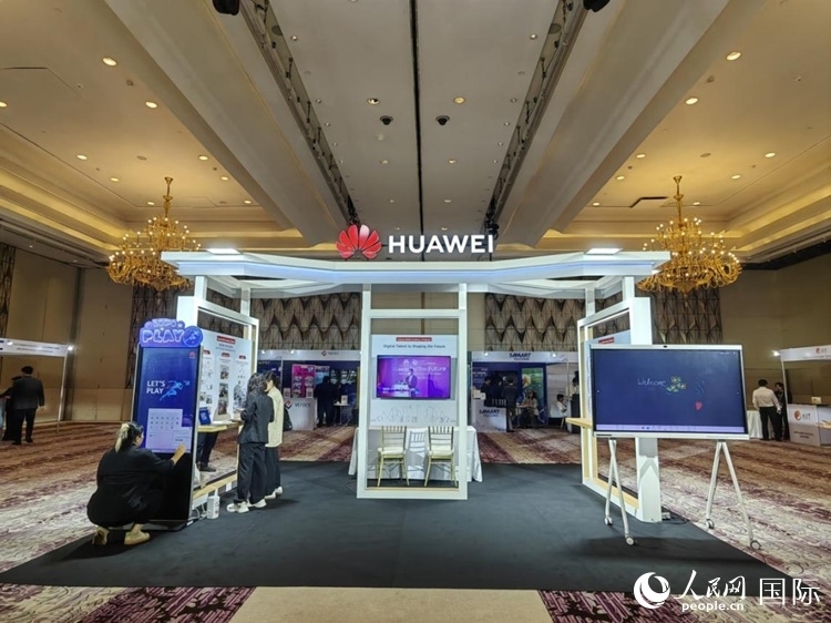 峰會(huì)現(xiàn)場(chǎng)，由泰國(guó)政府、中泰高校和客戶伙伴搭建的人才雙選會(huì)和伙伴展臺(tái)開(kāi)放。人民網(wǎng)記者 楊一攝