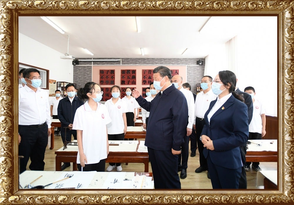 2021年9月13日至14日，習(xí)近平總書記在陜西省榆林市考察。14日上午，習(xí)近平在綏德實(shí)驗(yàn)中學(xué)考察時(shí)，同正在練習(xí)書法的學(xué)生親切交流。