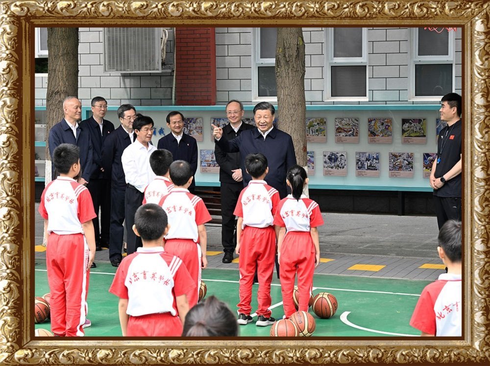 2023年5月31日上午，習(xí)近平總書記來(lái)到北京育英學(xué)校看望慰問(wèn)師生，在籃球場(chǎng)同正在上體育課的小學(xué)生們親切交流。習(xí)近平親切地說(shuō)：“現(xiàn)在生活條件好了，孩子們不是要吃得胖胖的，而是要長(zhǎng)得壯壯的、練得棒棒的?！? width=