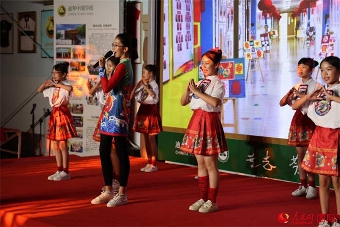 活動上，孩子們表演原創(chuàng)歌舞節(jié)目。人民網(wǎng)記者 張志文攝