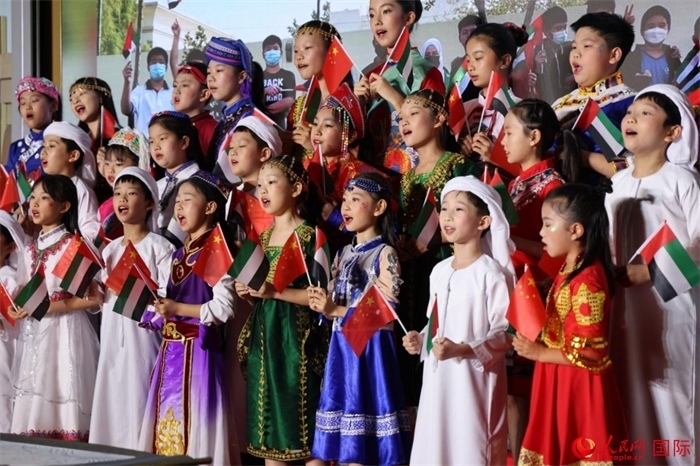 活動上，身著中阿傳統(tǒng)服飾的孩子們共唱歌曲，表達對美好未來的向往。人民網(wǎng)記者 張志文攝