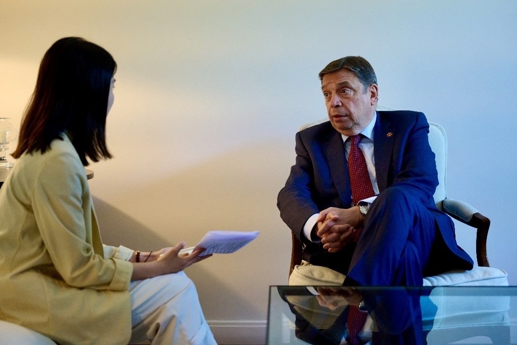 西班牙農(nóng)業(yè)、漁業(yè)和食品大臣普拉納斯接受人民網(wǎng)專訪。西班牙駐華大使館供圖