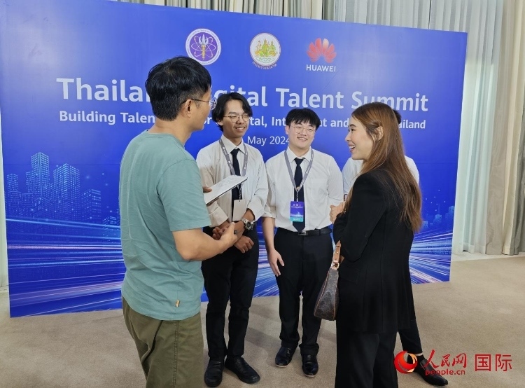 泰國(guó)國(guó)立法政大學(xué)學(xué)生接受本網(wǎng)采訪。李映民攝