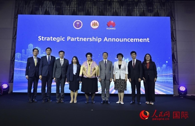 數(shù)字人才峰會(huì)現(xiàn)場(chǎng)。左五為泰國(guó)高等教育、科學(xué)、研究和創(chuàng)新部長(zhǎng)素巴瑪·伊沙拉帕迪，右三中國(guó)駐泰國(guó)大使館教育參贊許蘭，右四為華為泰國(guó)技術(shù)有限公司總經(jīng)理李雄偉。人民網(wǎng)記者 簡(jiǎn)承淵攝