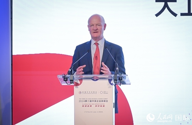 英國(guó)前負(fù)責(zé)大學(xué)與科研事務(wù)的國(guó)務(wù)大臣、英國(guó)皇家學(xué)會(huì)院士大衛(wèi)·威利茨致辭。人民網(wǎng) 郭錦標(biāo)攝