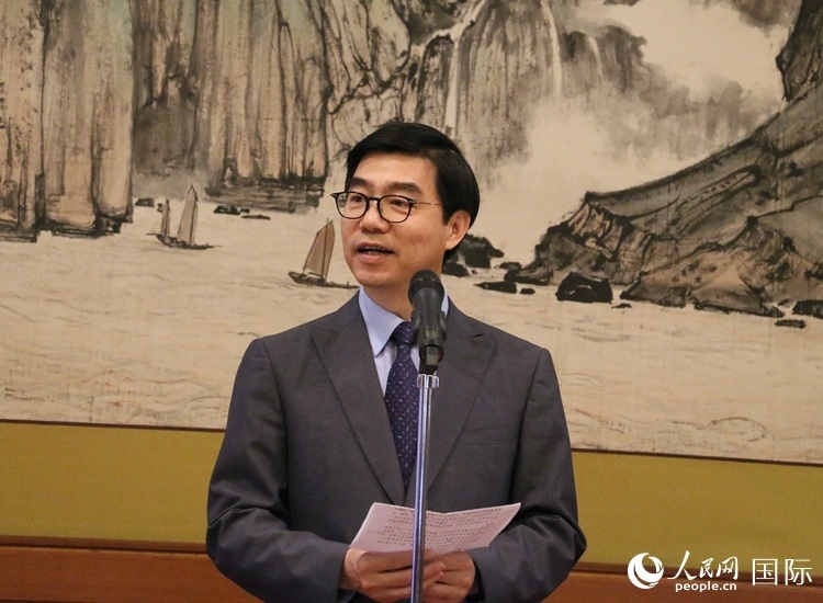 中國駐日本大使館施泳公使致辭。人民網(wǎng) 許可攝