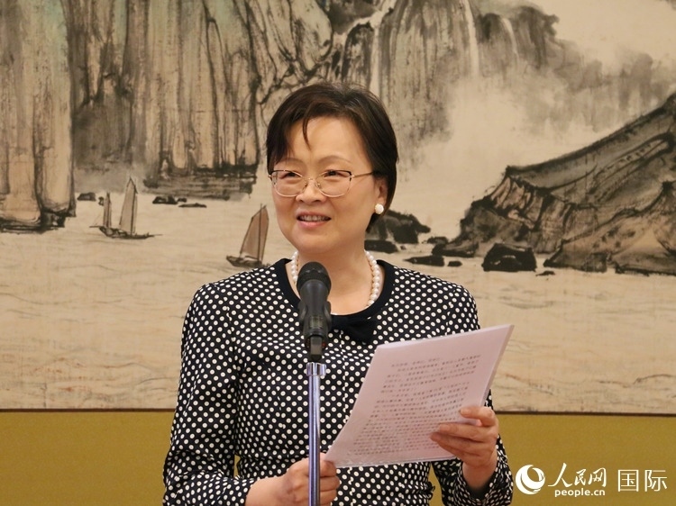 大使夫人丁玥致辭。人民網(wǎng) 許可攝