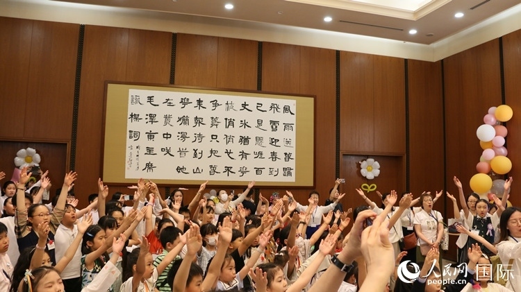 小朋友們合唱《明天會更好》。人民網(wǎng) 許可攝