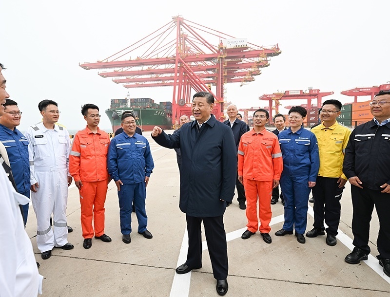 △2024年5月22日，習(xí)近平總書記在山東省日照港親切慰問港口科技工作者、運(yùn)營(yíng)人員、航運(yùn)人員。