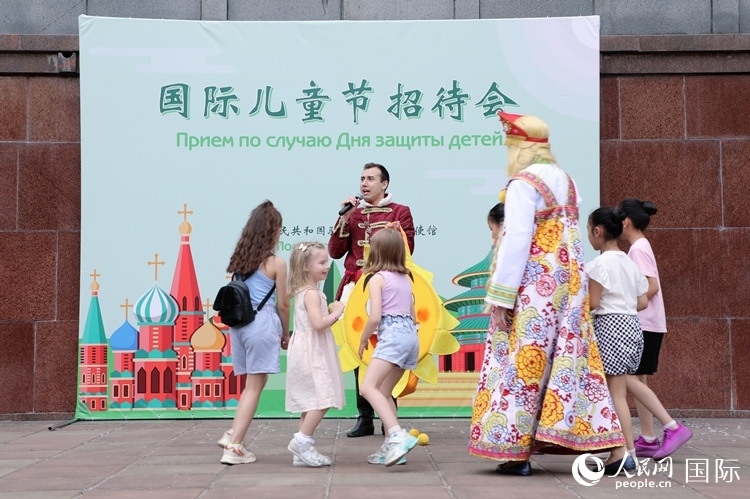 中俄兩國小朋友共同參與互動游戲。人民網(wǎng)記者 隋鑫攝