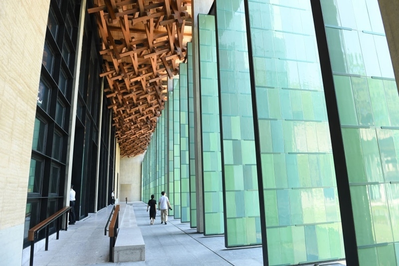 2022年7月23日，杭州國家版本館屋頂?shù)哪緲?gòu)和青瓷門扇相映成趣。