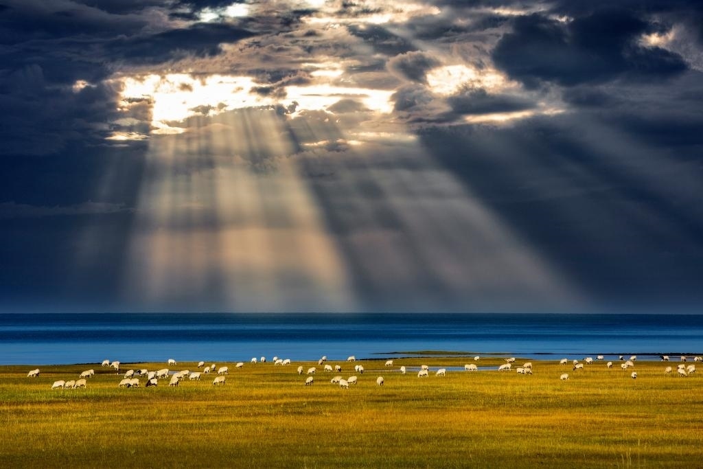 這是2022年9月21日在海北藏族自治州海晏縣拍攝的青海湖一角。（通聯(lián)照片 焦生福 攝）