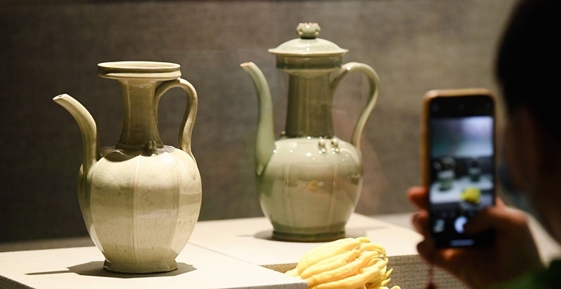 2021年9月14日，浙江省博物館，觀眾在拍攝北宋龍泉窯執(zhí)壺（左）和龍泉青瓷藝人劉杰制作的執(zhí)壺。