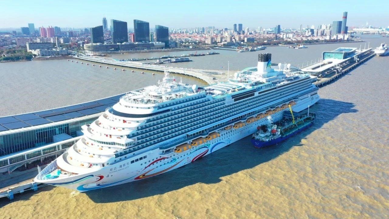 △2024年1月1日，國(guó)產(chǎn)首艘大型郵輪“愛達(dá)·魔都號(hào)”從上海吳淞口國(guó)際郵輪港開啟商業(yè)首航。