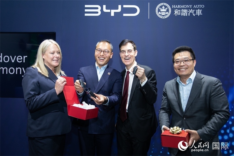 兩位英國(guó)消費(fèi)者獲得新車鑰匙。人民網(wǎng)記者 許立群攝影
