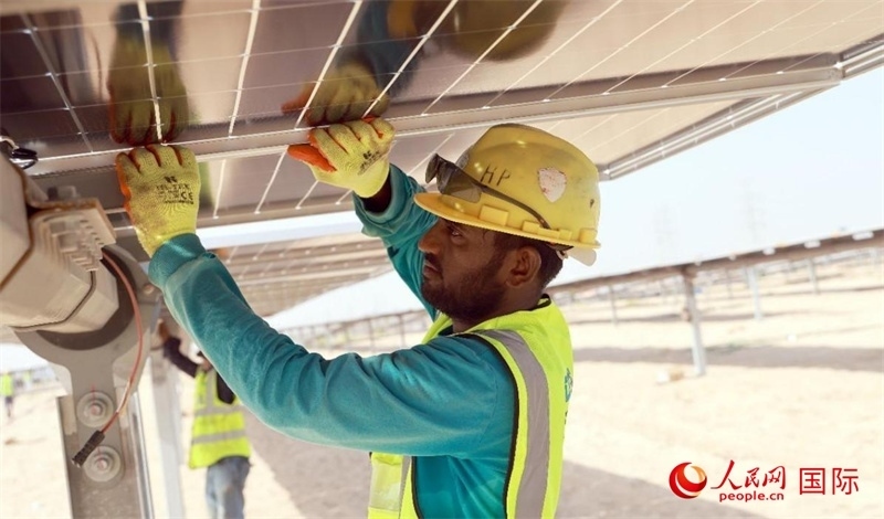 工人正在安裝光伏面板。人民網(wǎng)記者 管克江攝