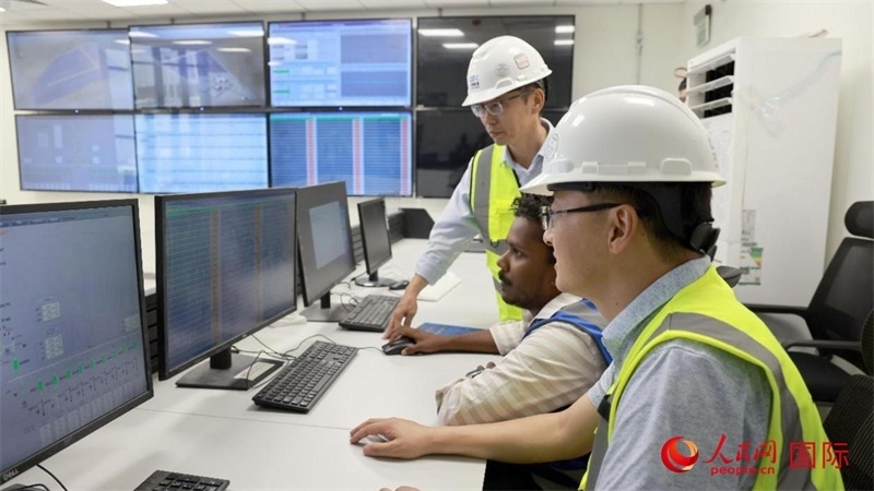 工作人員進行倒送電準(zhǔn)備。人民網(wǎng)記者 管克江攝