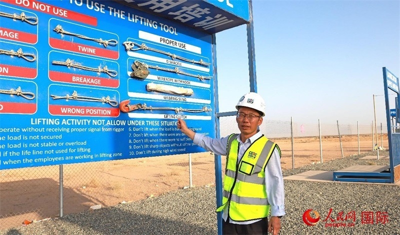 中國能建國際工程公司副總經(jīng)理兼阿爾舒巴赫電站項目經(jīng)理熊高峽展示安全培訓(xùn)中心設(shè)施。人民網(wǎng)記者 管克江攝