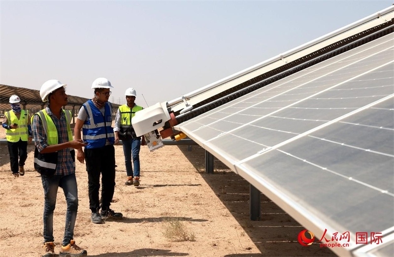 工作人員在測試自動清掃機器人。人民網(wǎng)記者管克江攝