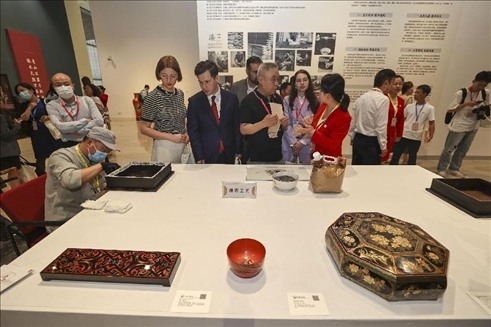 2023年5月28日，北京，推光漆器匠人為駐華使節(jié)展示技藝。