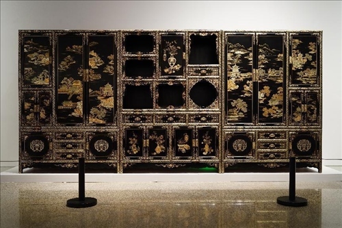 2023年7月9日，北京，中國(guó)工藝美術(shù)館·中國(guó)非物質(zhì)文化遺產(chǎn)館，“山西特色專業(yè)鎮(zhèn)·平遙非遺雙寶中華行”展覽展出的推光漆器作品。