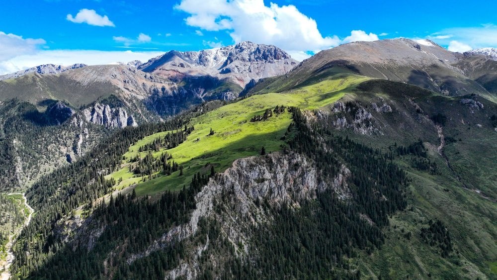 這是2023年6月18日在青海省玉樹藏族自治州囊謙縣拍攝的風(fēng)光（無(wú)人機(jī)照片）。新華社記者 張龍 攝