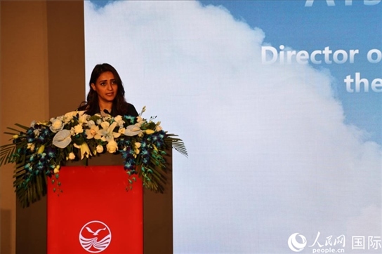 阿聯(lián)酋經(jīng)濟(jì)部旅游司司長(zhǎng)艾莎·阿菲菲致辭。人民網(wǎng)記者張志文攝