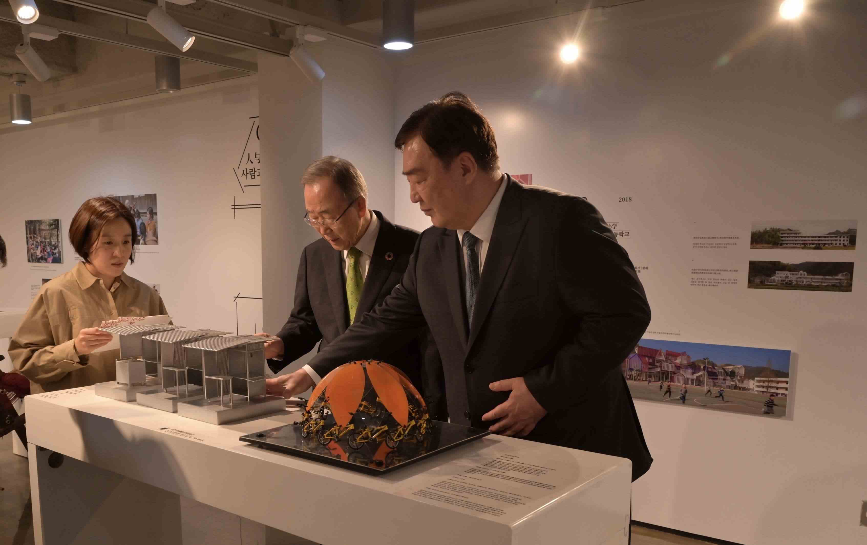 邢海明（右一）與潘基文共同參觀《自然生活傳承——美麗中國特展》。首爾中國文化中心供圖