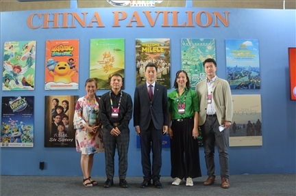 相關(guān)公司代表與中國(guó)駐里約熱內(nèi)盧總領(lǐng)館商務(wù)參贊敬艷輝在中國(guó)聯(lián)合展臺(tái)前合影。中廣國(guó)際公司供圖