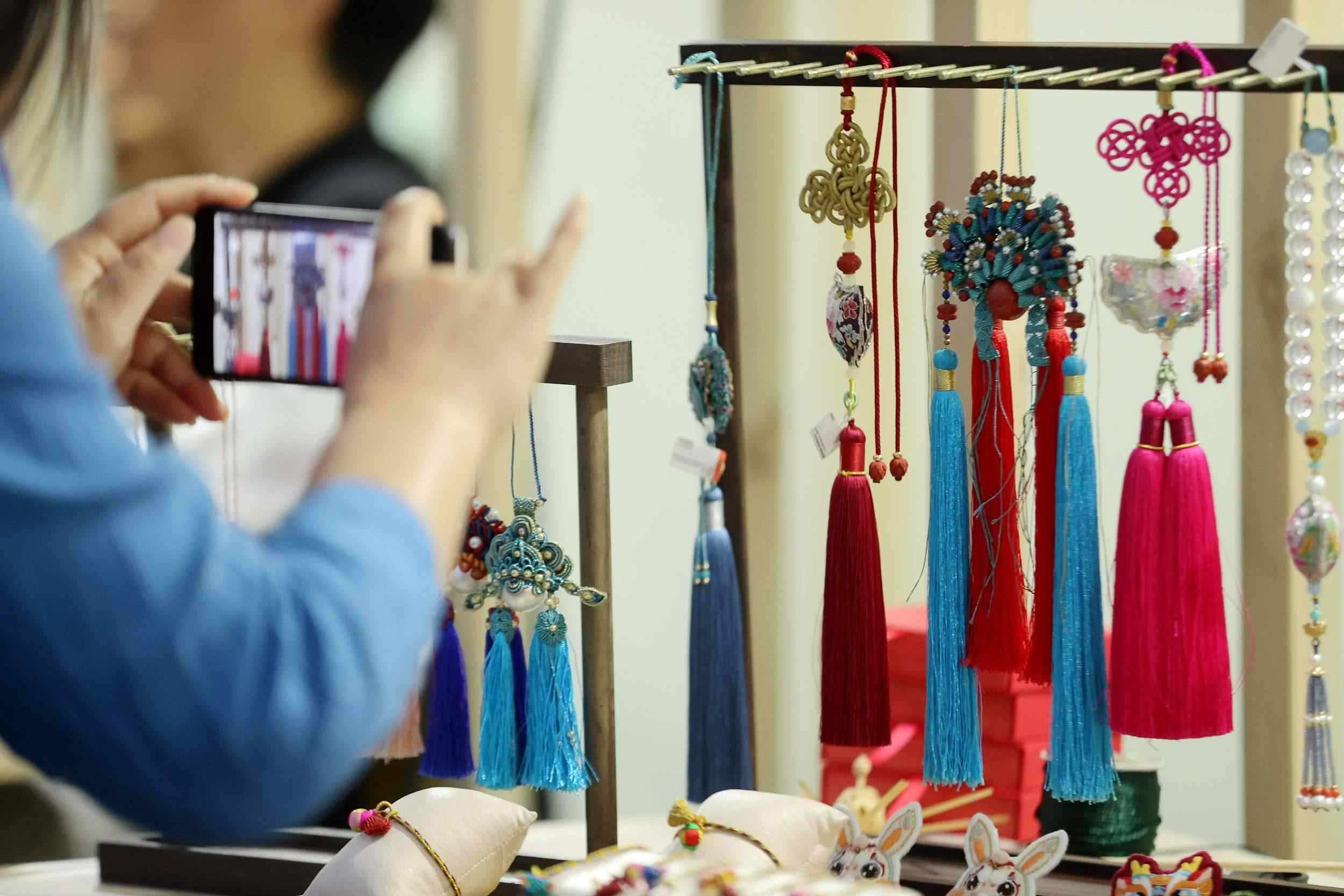 浙江湖州:多彩非遺文化展迎接文化和自然遺產(chǎn)日(圖片來源:視覺中國)