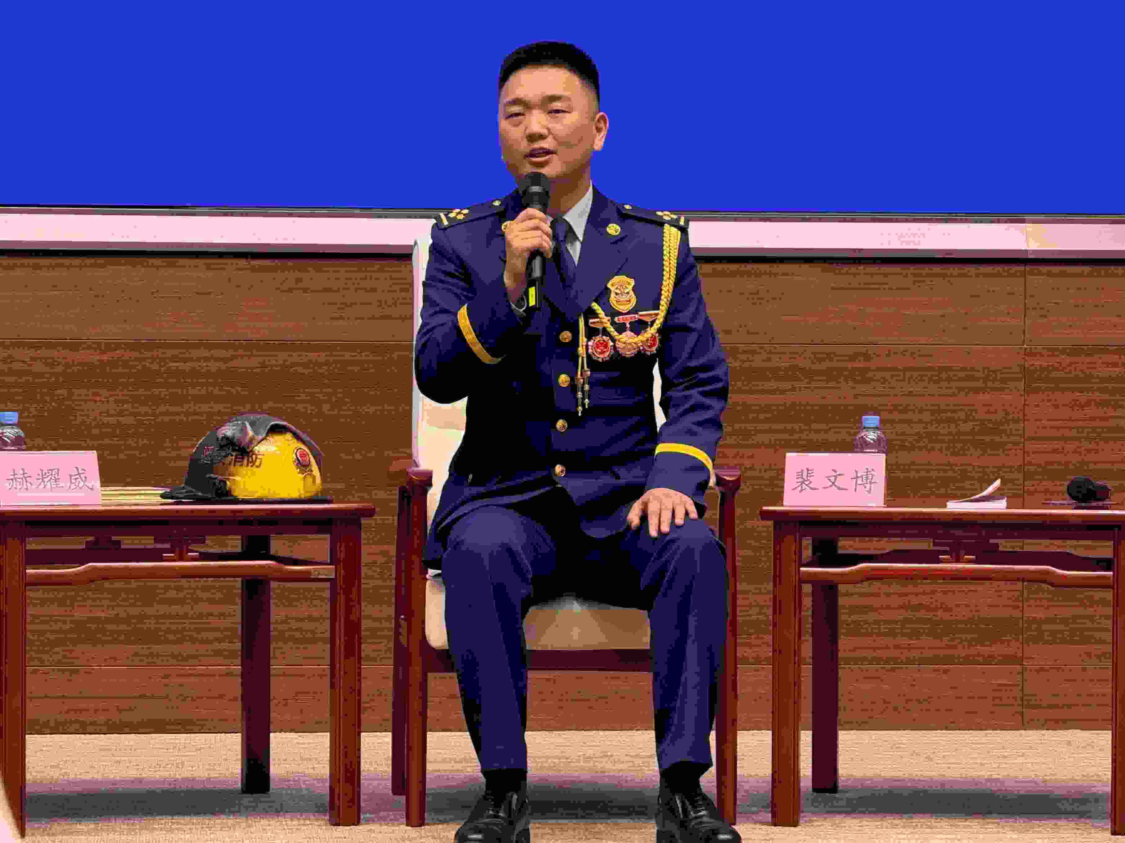 寶塔消防救援站政治指導(dǎo)員裴文博在回答記者提問。人民網(wǎng)記者 郝萍攝