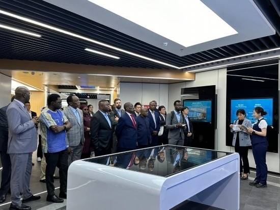 使節(jié)團(tuán)考察云上貴州大數(shù)據(jù)集團(tuán)展示中心。新華社記者 袁睿 攝