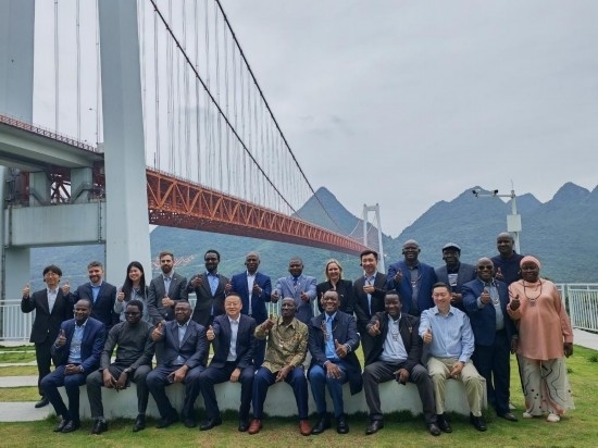 使節(jié)團(tuán)與壩陵河大橋合影。新華社記者 吳思 攝