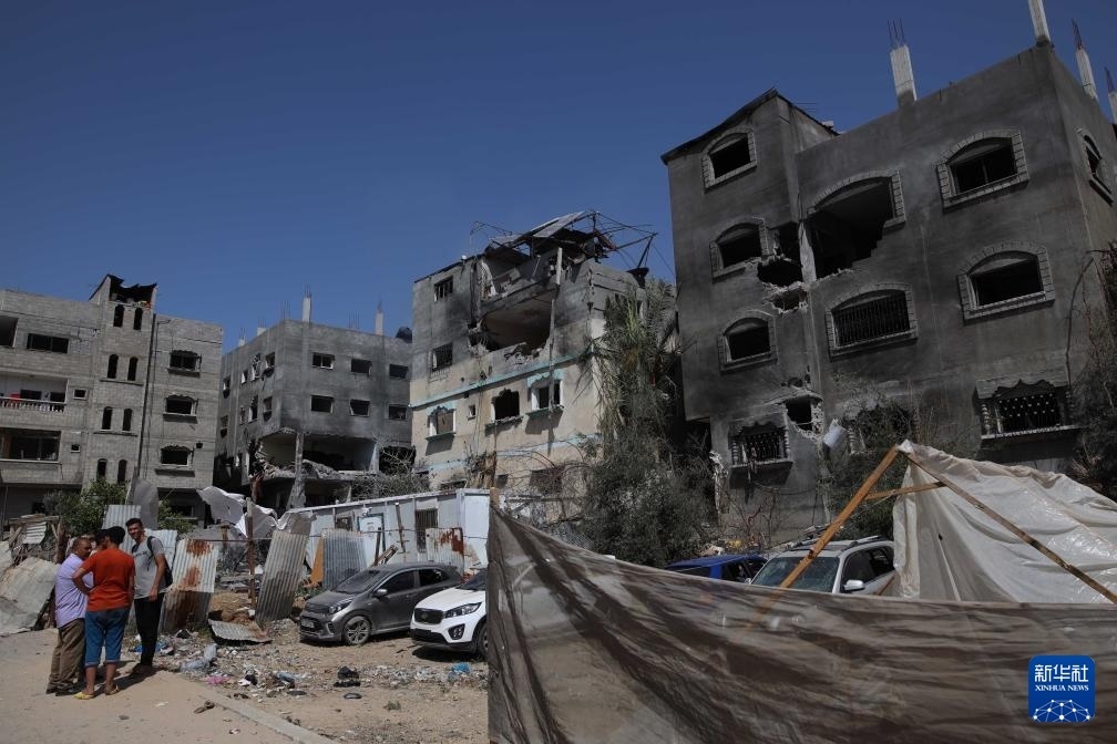這是6月8日在加沙地帶中部努賽賴特難民營(yíng)拍攝的在以軍襲擊中受損嚴(yán)重的房屋及車輛。新華社發(fā)（馬爾萬·達(dá)烏德攝）