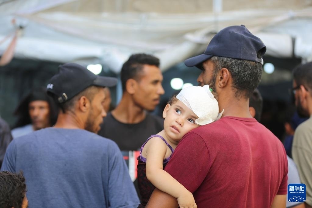 這是6月8日在加沙地帶中部努賽賴特難民營(yíng)拍攝的傷員。新華社發(fā)（馬爾萬·達(dá)烏德攝）