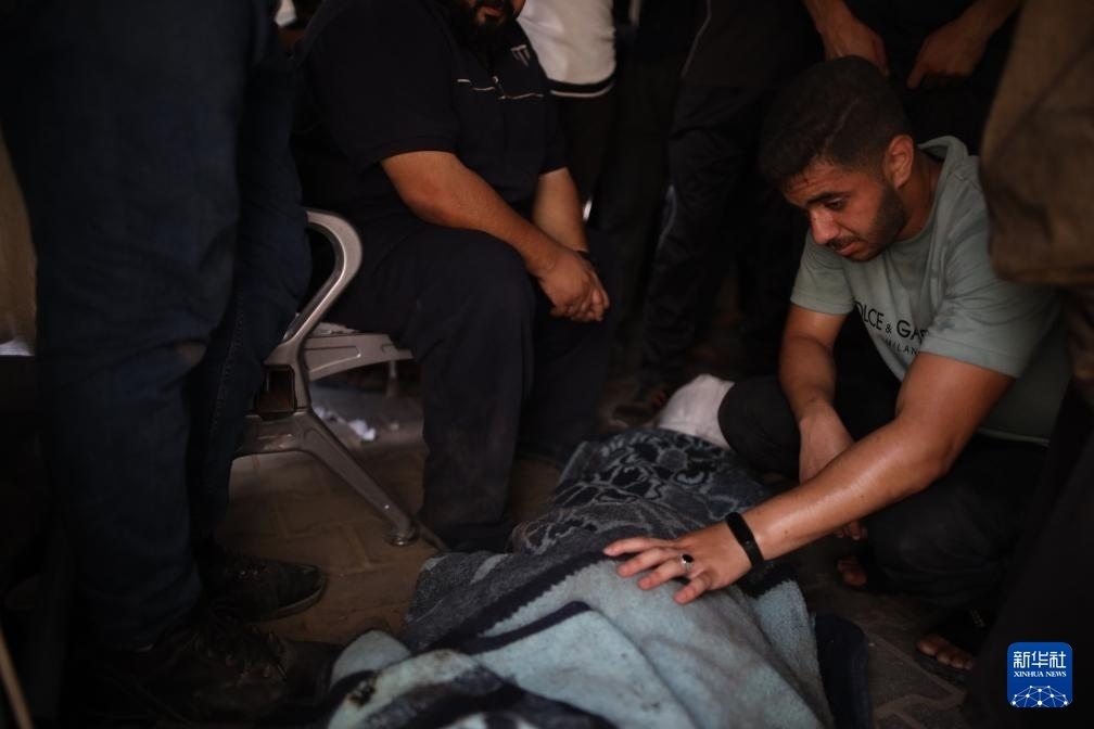 這是6月8日在加沙地帶中部努賽賴特難民營(yíng)拍攝的以軍襲擊受害者。新華社發(fā)（馬爾萬·達(dá)烏德攝）