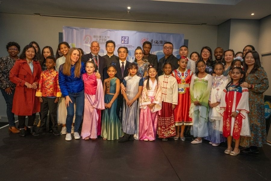 中南嘉賓與選手們合影。